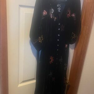 Chic Black Velvet Dress with Embroidered Accents